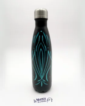 Photo d'une bouteille en inox droite décorée d'un motif de pinstriping en 2 nuances de turquoise, peint à la main. Vue de face