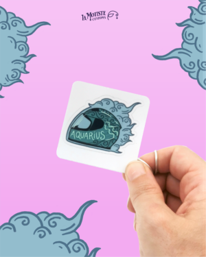 Photo du stickers casque verseaux. Le casque turquoise est décoré de volutes d'air et d'eaux pour le représenter.