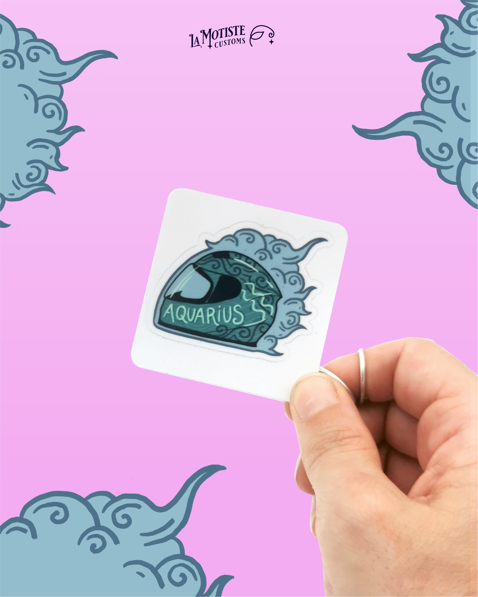 Photo du stickers casque verseaux. Le casque turquoise est décoré de volutes d'air et d'eaux pour le représenter.