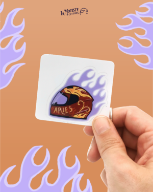 photo d'un stickers représentant un casque de moto de profil, décoré à l'image du Bélier, rouge avec des flammes oranges