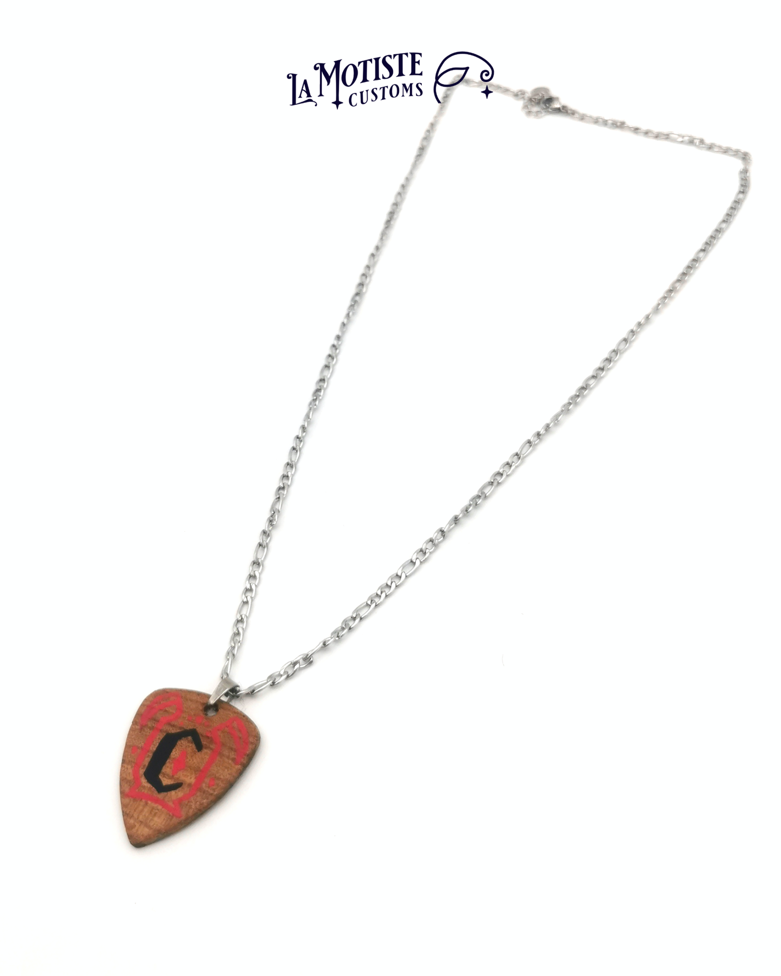 Photo du collier médiator initiale C. Le médiator est en bois d'Orme, le C en lettrage gothique noir et les motifs pinstriping qui l'entourent en rouge. Vue entière du collier face b.