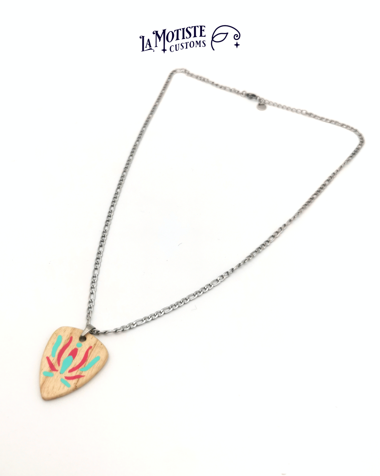 Photo du collier médiator turquoise et rose. Motif abstrait inspiré de la nature, peint sur les deux faces. Vue en entier face B