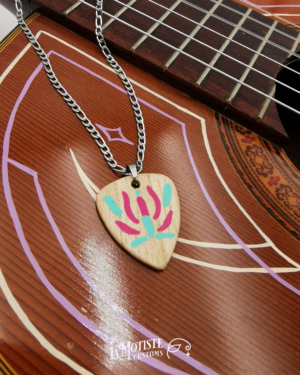 Photo du collier médiator turquoise et rose. Motif abstrait inspiré de la nature, peint sur les deux faces. Vue face A