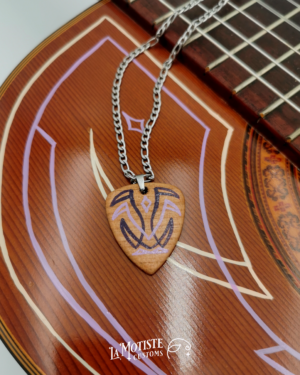 Photo du collier médiator Pinstriping lavande. Motif d'inspiration pinstriping en violet et lavande, sur bois de poirier. Peint à la main sur les deux faces. Face B
