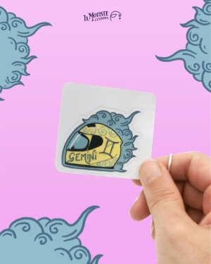 Photo du stickers Gémeaux, qui représente un casque de moto de profil, décoré selon le signe gémeaux : jaune, avec des étoiles et volutes d'air. Le casque est entouré de nuages pour symboliser son élément : l'air.