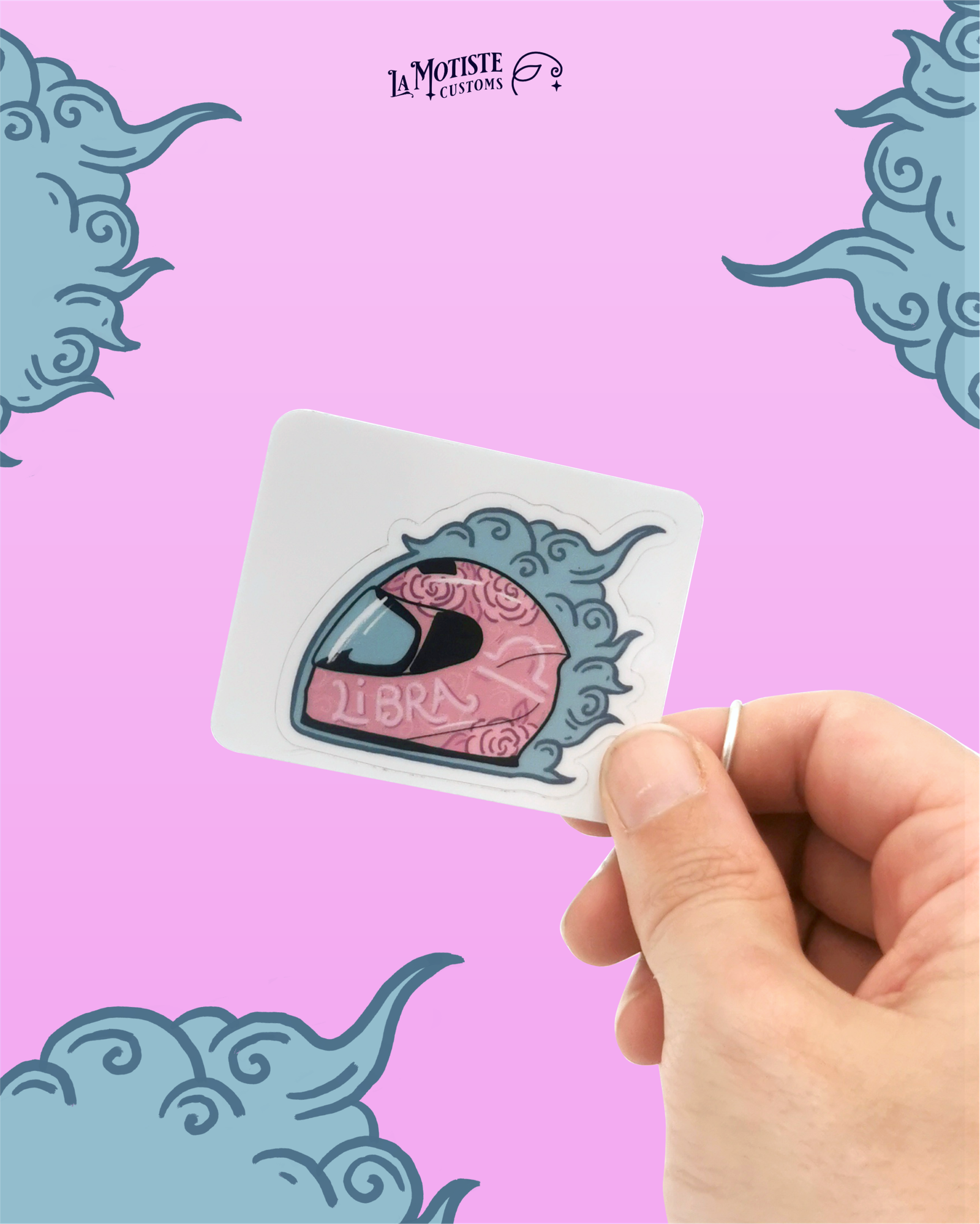 Photo de stickers casque Balance. Le casque rose est vu de profil, et décoré de roses pour symboliser le glamour du signe de la balance