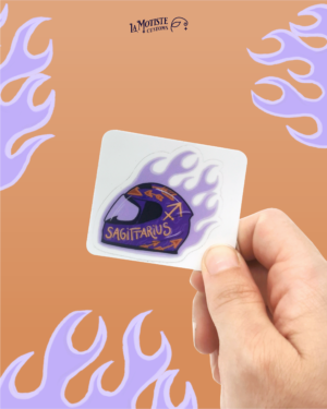 Photo du stickers Sagittaire. Le casque violet est de profil, décoré de flèches oranges pour symboliser le piquant du sagittaire