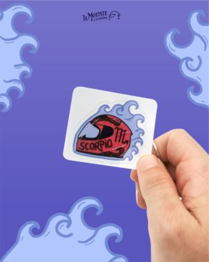 Photo de stickers casque scorpion. Le casque rouge est vu de profil, décoré de serpents et queues de scorpions et entouré de vagues bleues.