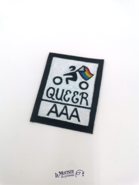 Patch en cuir Queer AAA qui s'inspire du design du logo de certification de résistance à l'abrasion des équipements moto. Le petit motard tiens un drapeau lgbtqia+ inclusif
