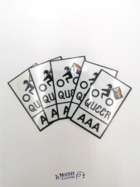 Stickers pelliculé en plastique recyclé Queer AAA. l'icône de motard porte un drapeau lgbtqia+ inclusif, texte Queer AAA