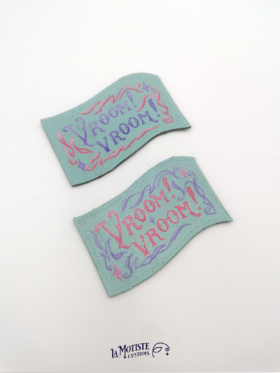 Patch en cuir peint à la main Vroom Vroom. Le texte Vroom Vroom est peint en lettrage victorien et entouré de motifs inspirés du pinstriping