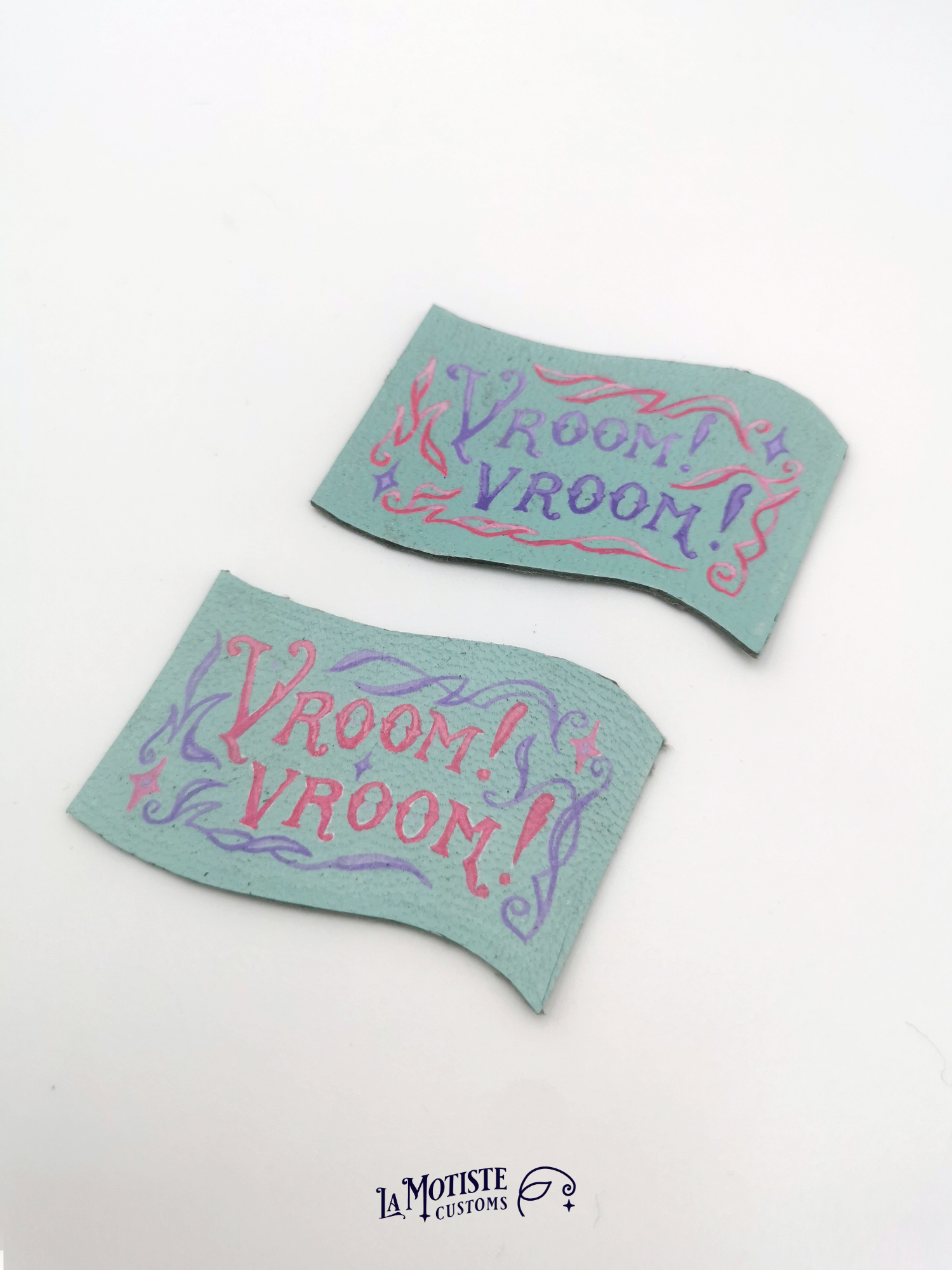 Patch en cuir peint à la main Vroom Vroom. Le texte Vroom Vroom est peint en lettrage victorien et entouré de motifs inspirés du pinstriping