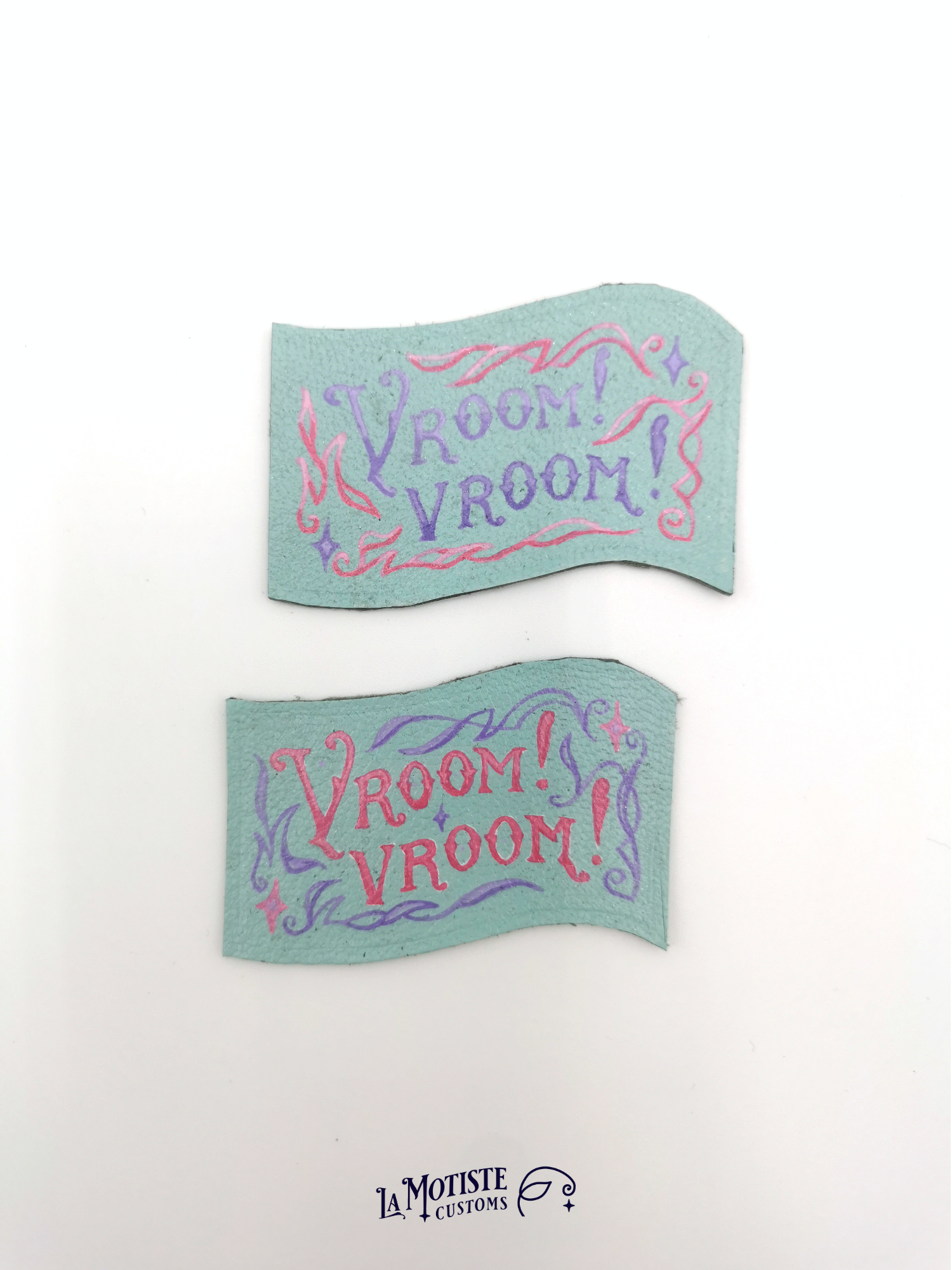Patch en cuir peint à la main Vroom Vroom. Le texte Vroom Vroom est peint en lettrage victorien et entouré de motifs inspirés du pinstriping